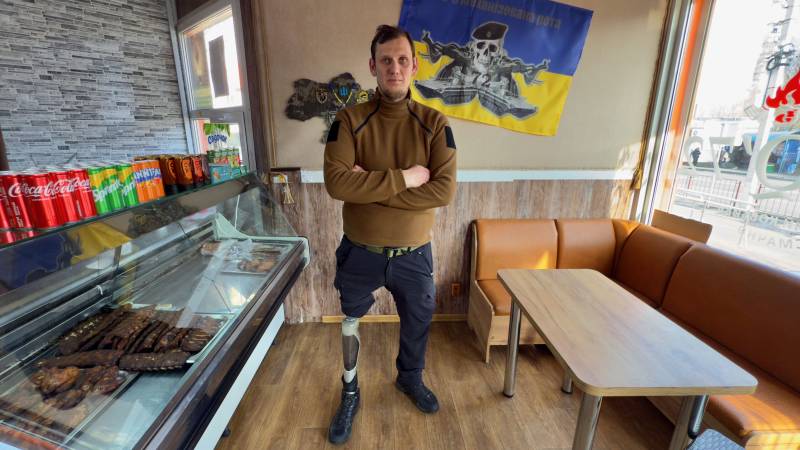 Dmytro Kraslianskyi nel suo chiosco di carne alla brace a Borispol