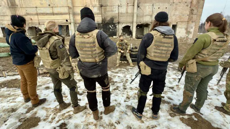 Veterano ferito sullo sfondo con reclute 3 briagta d'assalto