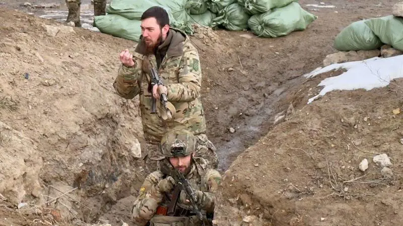 Due veterani feriti addestrano le recliute della 3 brigata d'assalto