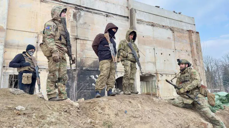 Due veterani feriti addestrano le recliute della 3 brigata d'assalto