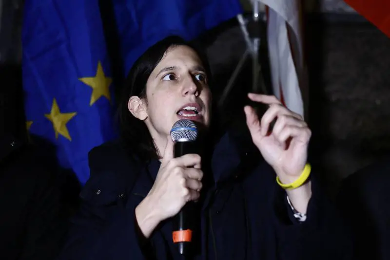 Schlein e le giravolte anti-Ue: finisce isolata dentro il Pse e la fanno parlare solo alla fine