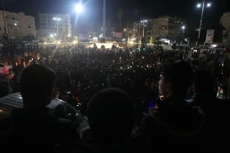 Insorge la resistenza pro-Assad, scontri con le forze del governo: oltre 100 morti