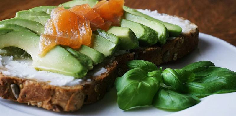 Avocado toast fette e salmone