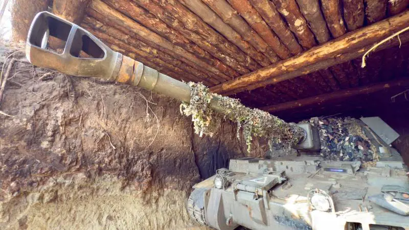 Semovente d'artiglieria inglese da 155 mm nascosto in una galleria sul fronte di Pokrovsk