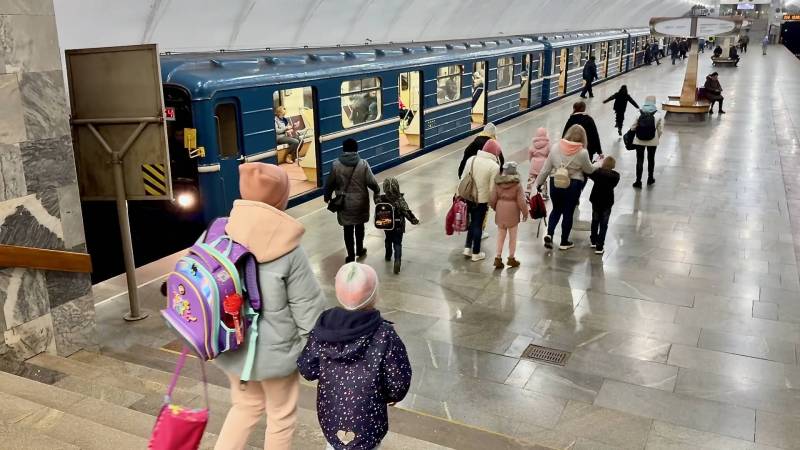 Uscita dalla metro school ricavata nella metropolitana di Kiev per tenere al sicuro i bambini da droni e missili