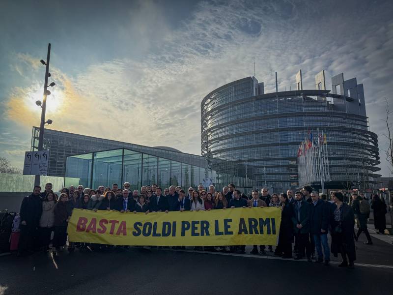 Cartelli M5S contro la guerra