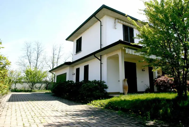 Garlasco, il canale e la casa della nonna: perché si torna a parlare delle gemelle Cappa
