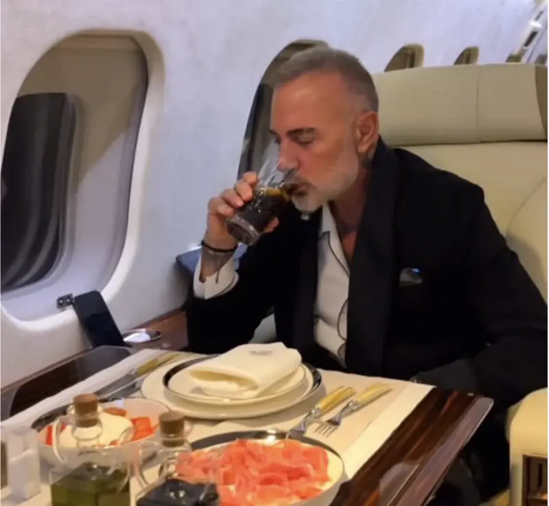 Gianluca Vacchi e il jet privato che fa gola a tutti