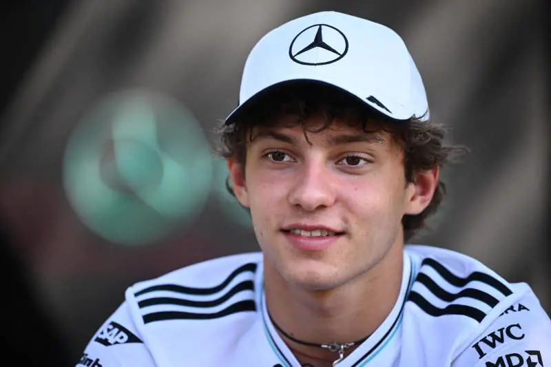 Mercedes rinnova con baby Antonelli