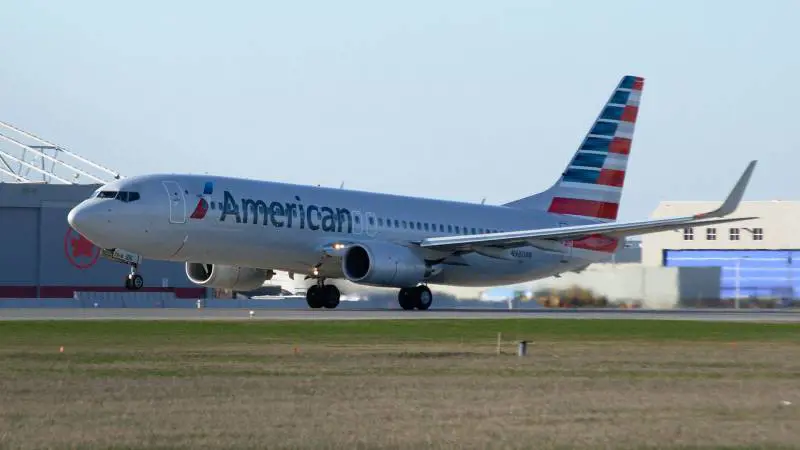 Aggredisce le hostess e cerca di entrare nella cabina di pilotaggio. Paura sull'aereo per Milano