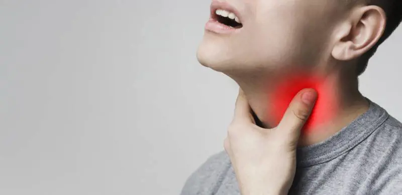 Mal di gola solo da un lato: quali sono le cause?