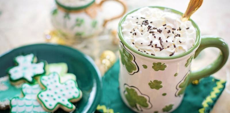 San Patrizio mug e dolcetti a forma di trifoglio