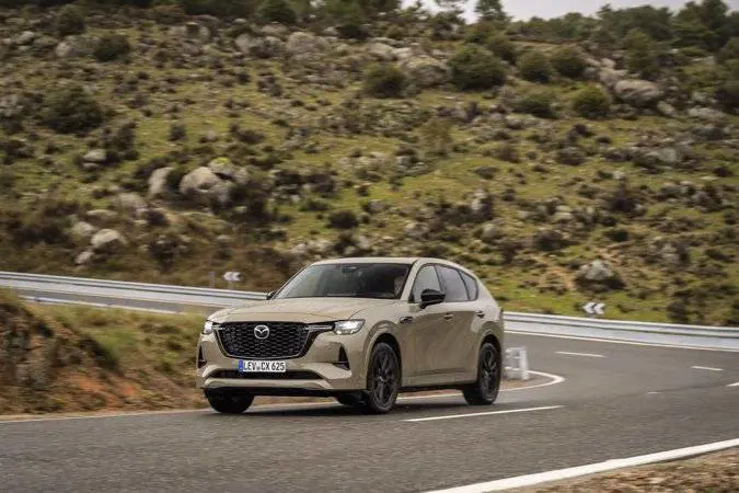 Al volante della nuova Mazda CX-60 per puntare al massimo del piacere di guida