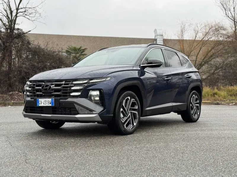 Hyundai Tucson HEV 2025: rivoluzione all'interno e i consumi rimangono bassi