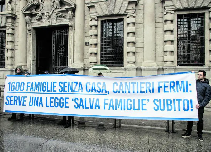 Cantieri bloccati e risparmi svaniti, Le famiglie a Sala: "Adesso ci aiuti"