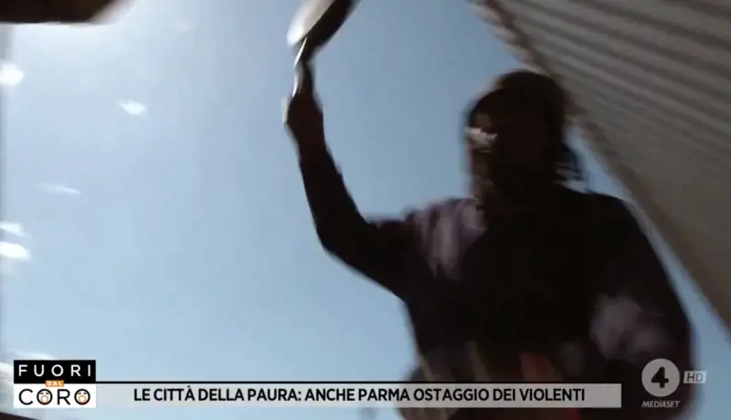 "Vai fare in..." e l'immigrato aggredisce la troupe di Fuori dal Coro: ecco cosa è successo