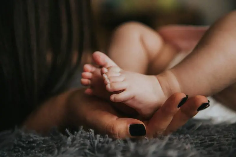 Consulta: libertà ai single di adottare bimbi stranieri