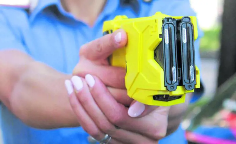 Colpito con il taser dalla polizia, muore per un arresto cardiaco