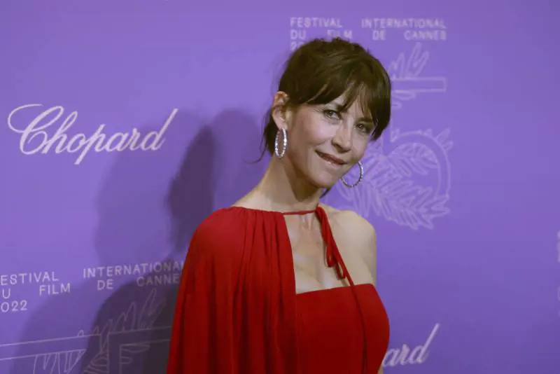 Come fanno le star over 50 ad avere una pelle così luminosa: 5 segreti casalinghi svelati