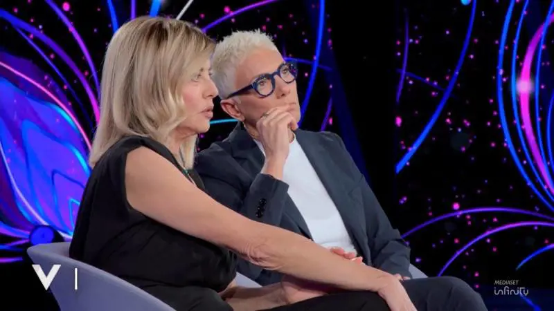 La confessione di Eva Grimaldi e Imma Battaglia: "Entrambe vittime di molestie da bambine"