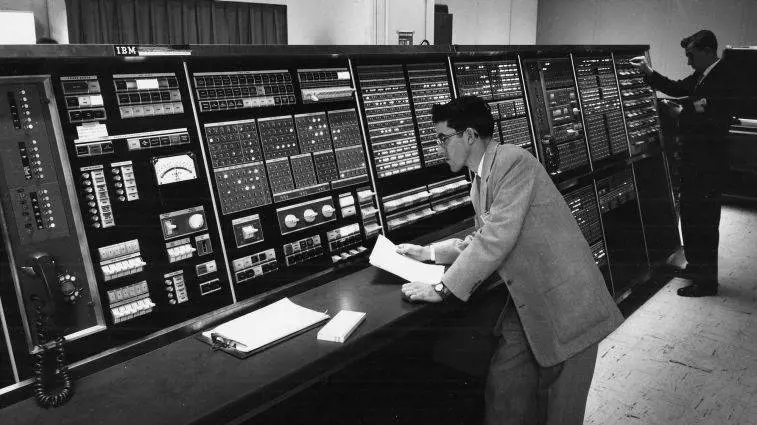Tecnico Ibm al lavoro su Sage