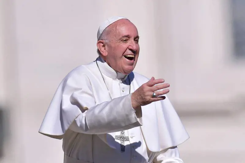 "Ce l'ho fatta, sono vivo". Papa Francesco torna a casa