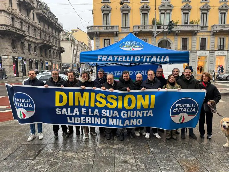 Fdi: il sindaco si dimetta. Ma lui: non lascio Milano a questa destra