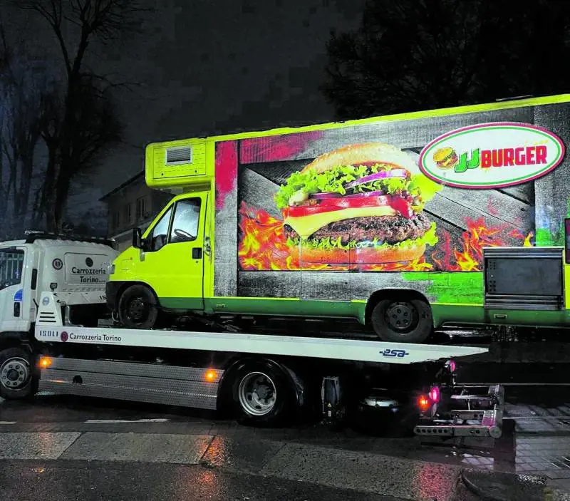 Controlli a un furgone dei panini al Corvetto. Vigili aggrediti dal gestore e dai clienti