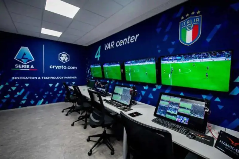 Svolta in Serie A: i tifosi vedranno il Var sui maxischermi