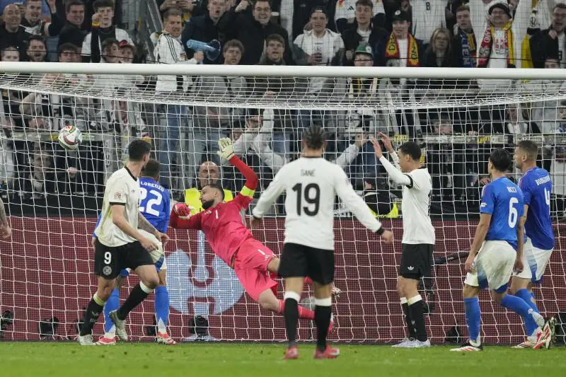 Il gol a porta vuota, metafora del Paese diviso