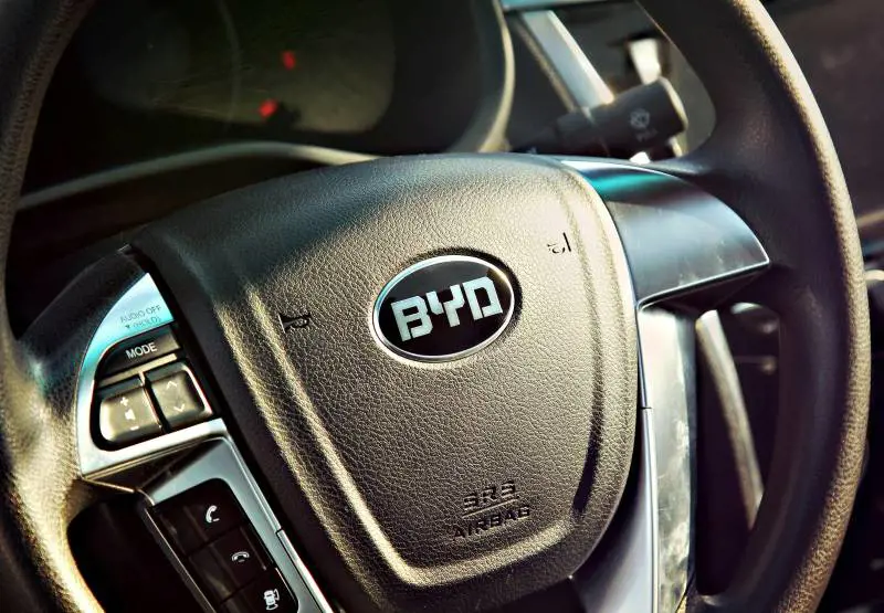 Byd mette fuori la freccia e si lascia Tesla alle spalle