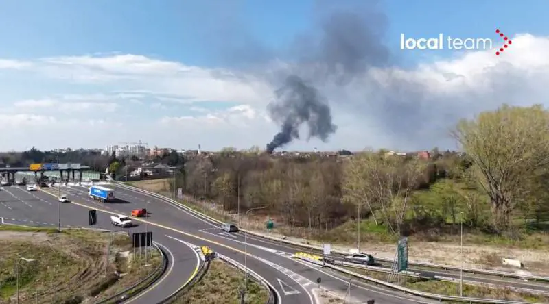 Esplosione nella fabbrica Perfetti a Milano: colonna di fumo visibile per chilometri