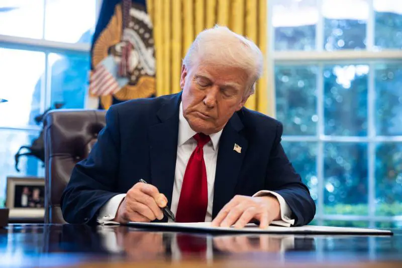 La scure Trump sull’auto. "Dazi permanenti al 25%"