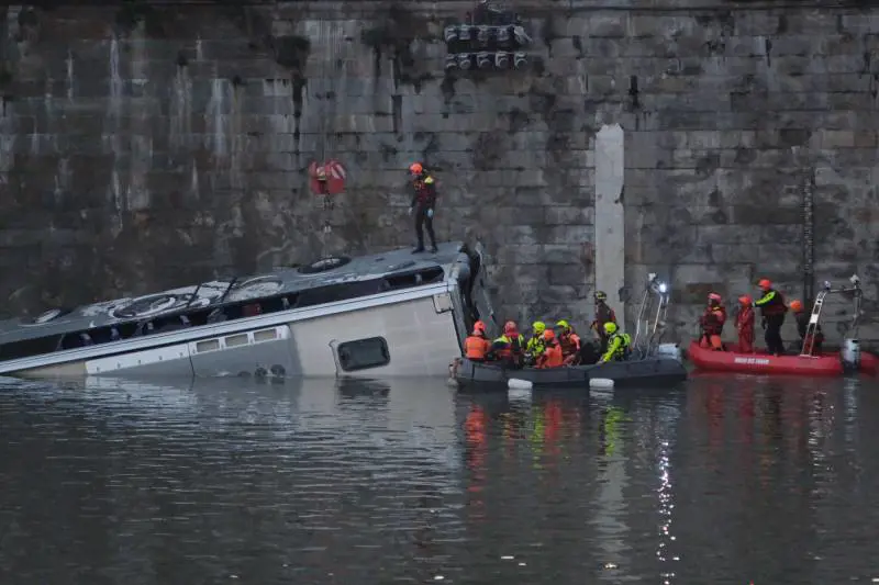 Bus turistico precipita dai Murazzi. Morto l'autista, tre donne ferite. Aveva portato una classe in gita