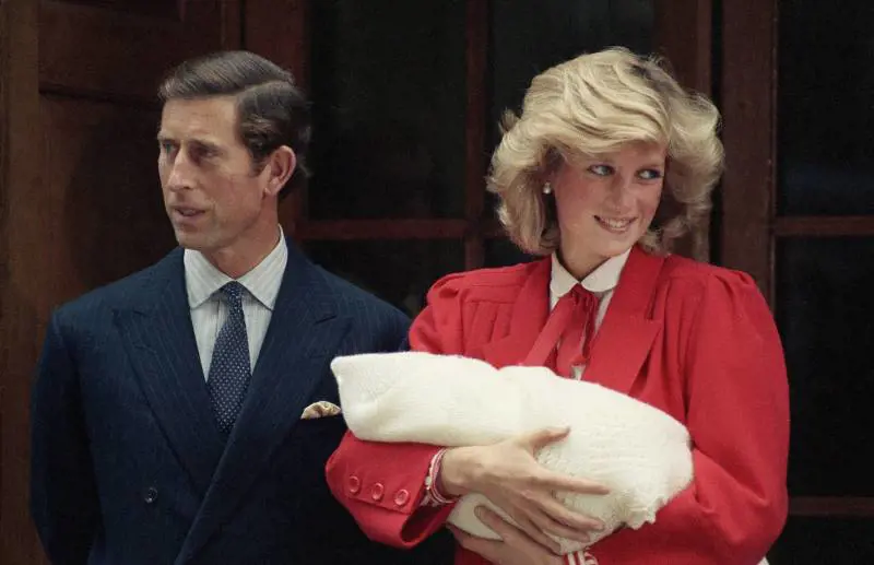Le foto, gli annunci, le tradizioni infrante e i tabù: cosa è cambiato da Elisabetta a Beatrice di York