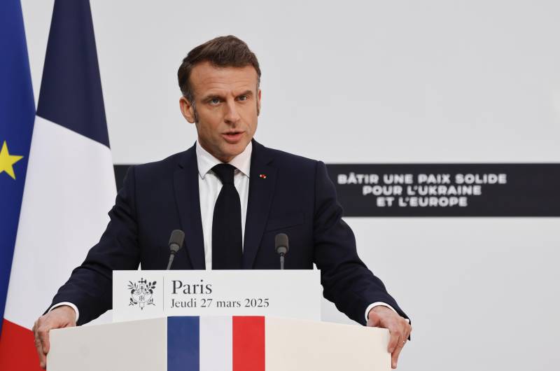 Un Macron frenetico per paura di sparire