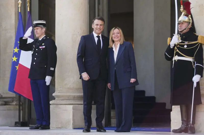No di Meloni a Macron: "L'Italia non manderà militari in Ucraina. Bisogna invitare Trump"