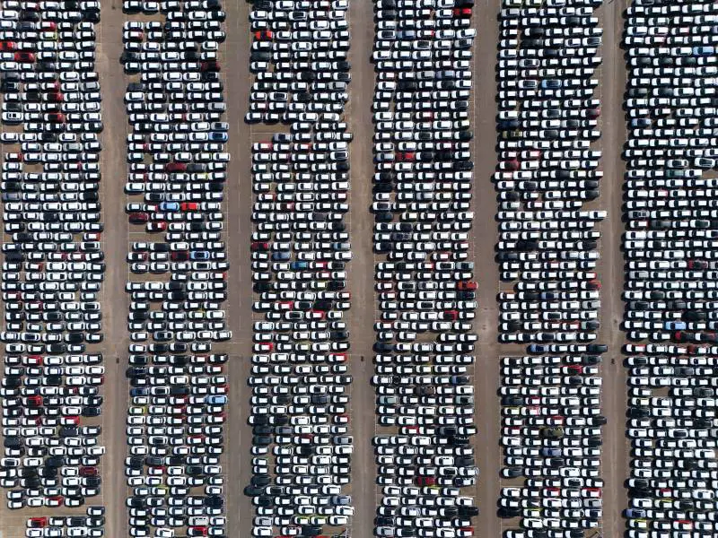 L'auto Usa fa cortocircuito. Colpiti anche i componenti