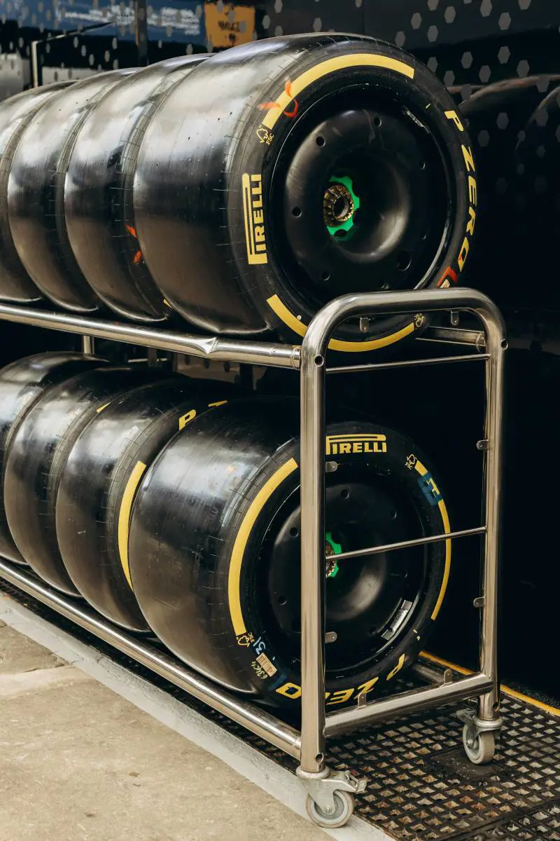 Pirelli, un mese per chiudere con i cinesi