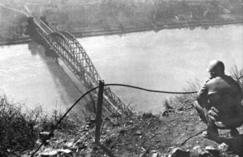Gli Alleati attraversano il Reno a Remagen: così è arrivata la caduta di Hitler