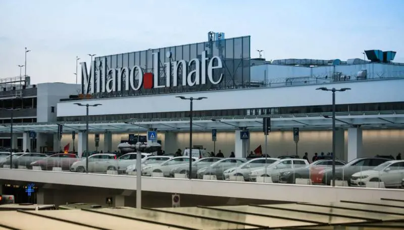 Linate, scavalca la recinzione e fa irruzione in pista. "Aveva documenti tunisini"