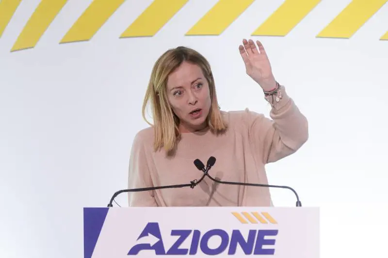 Meloni da Calenda infilza la sinistra: "Sogna una Ue hippy"