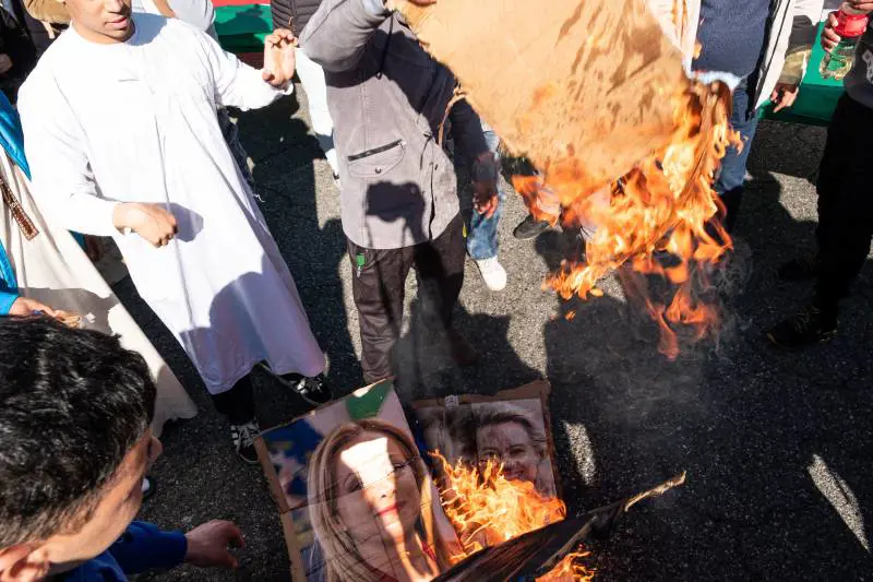 Finisce il Ramadan e i pro Pal ne approfittano per bruciare la foto di Meloni