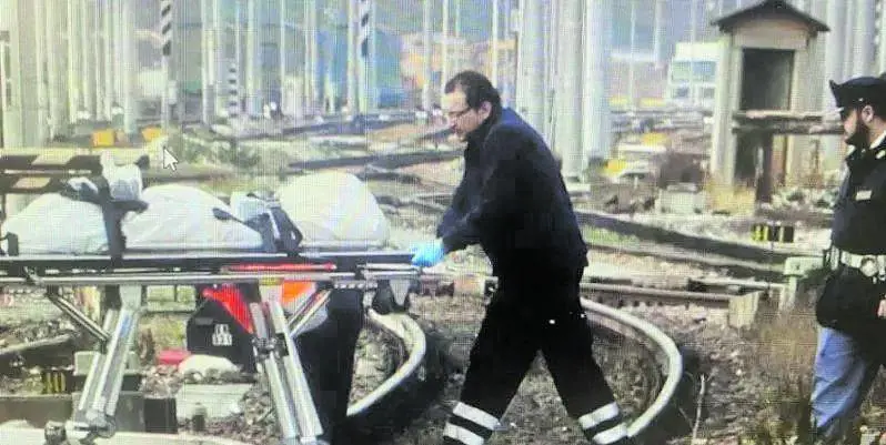 La fuga sul tetto del treno. Muore folgorato a 19 anni