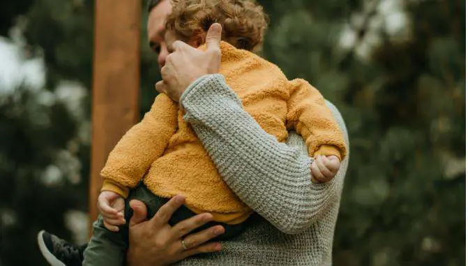 Gli abbracci come cura per il dolore di un figlio