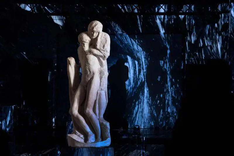 La luce di Bob Wilson (ri)scolpisce la "Pietà"