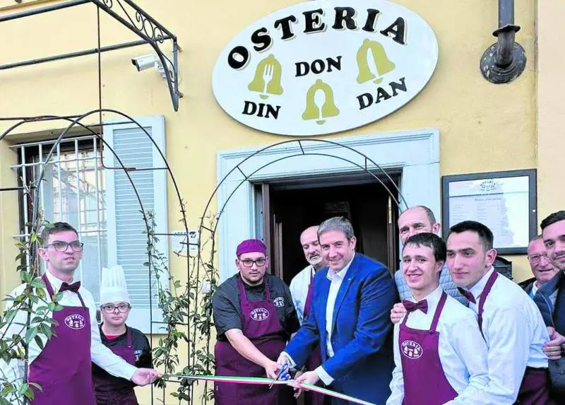 Tra i tavoli della locanda ci sono i ragazzi disabili