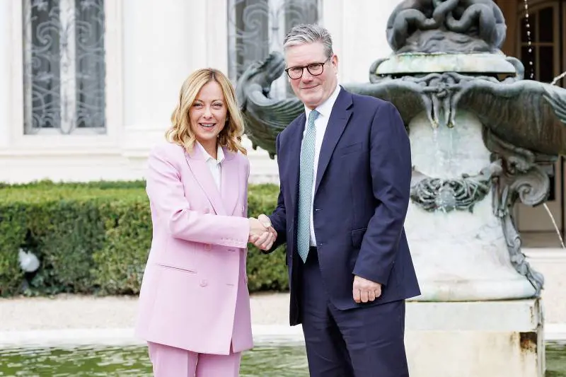 Meloni rivendica il modello Albania. L'asse con Starmer sui migranti illegali