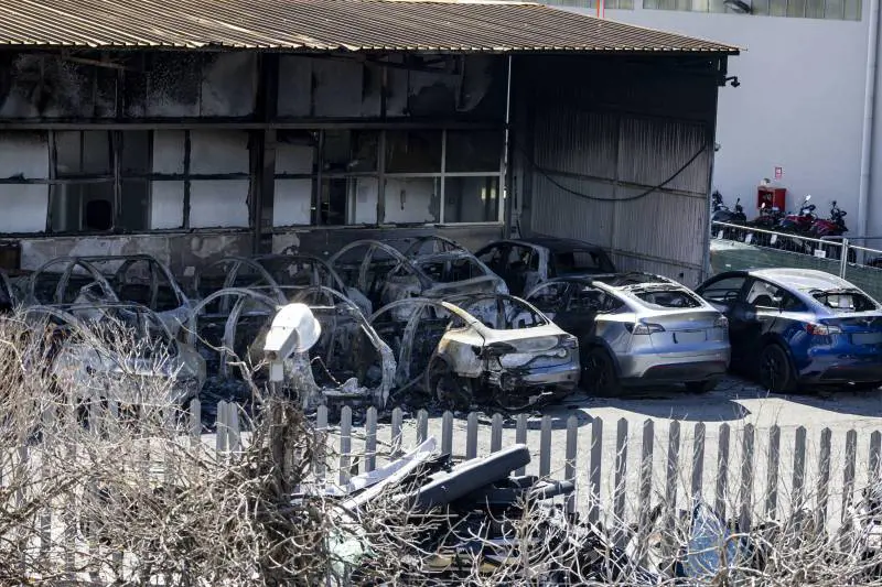 A fuoco 17 Tesla. Musk: "È terrorismo"