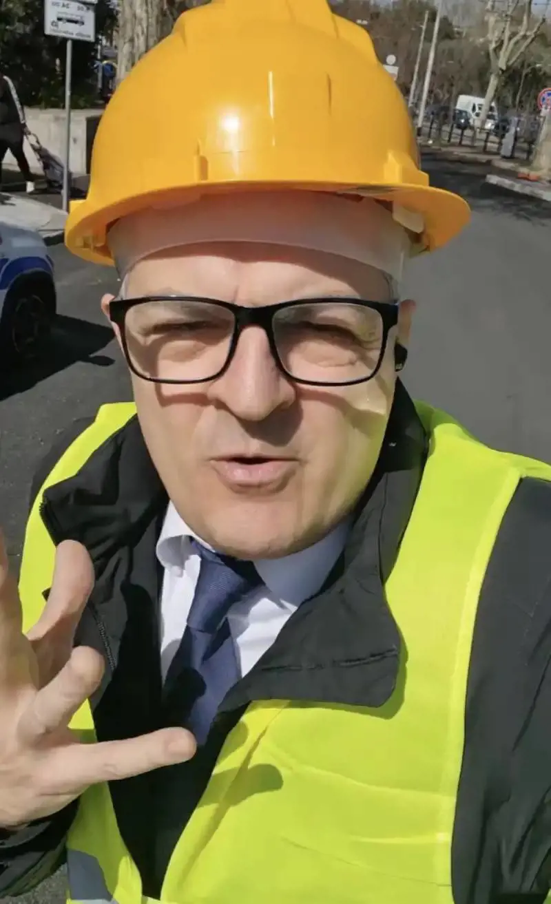 "Abbiamo asfaltato mezza Roma". L'ex deputato Baldelli imita Gualtieri